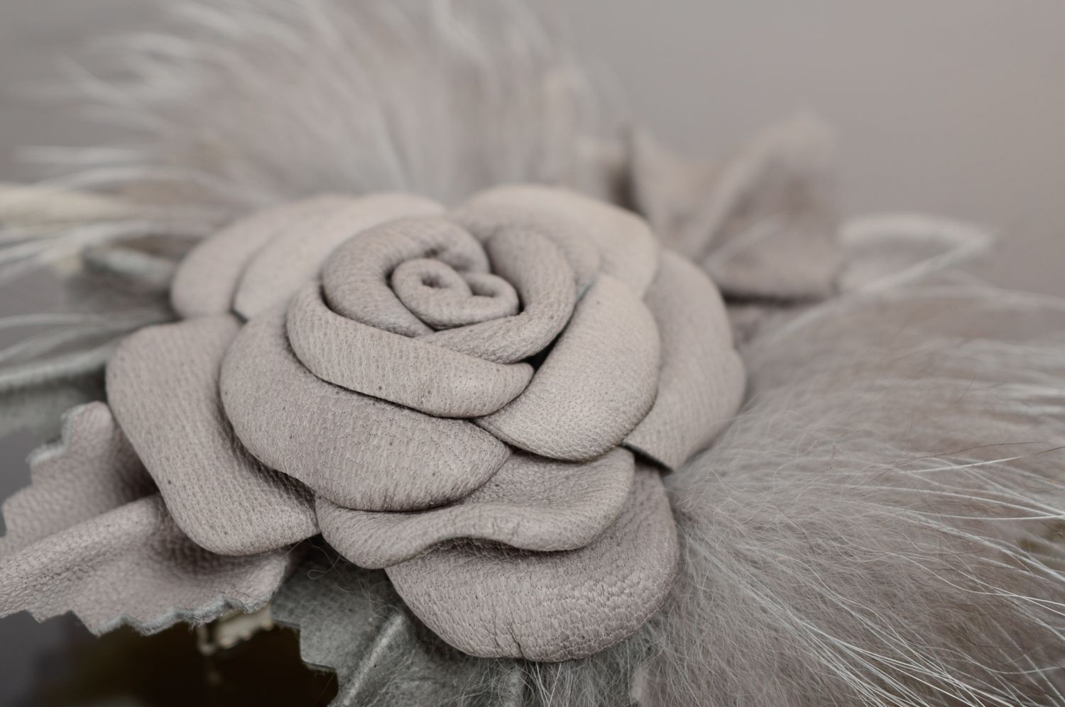Broche en cuir naturel Fleur grise photo 3