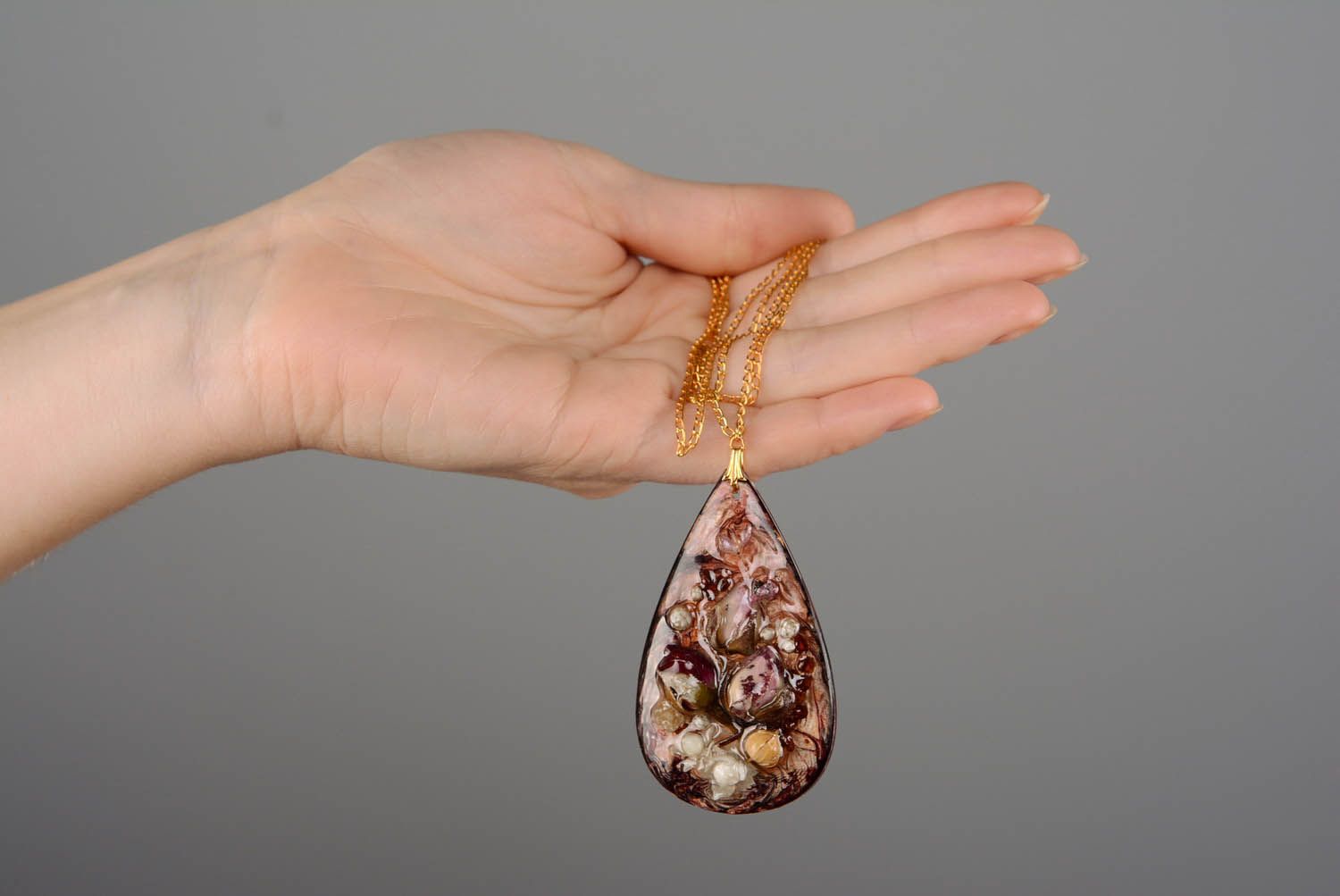 Ciondolo di resina epossidica fatto a mano pendente originale da donna con fiori foto 2
