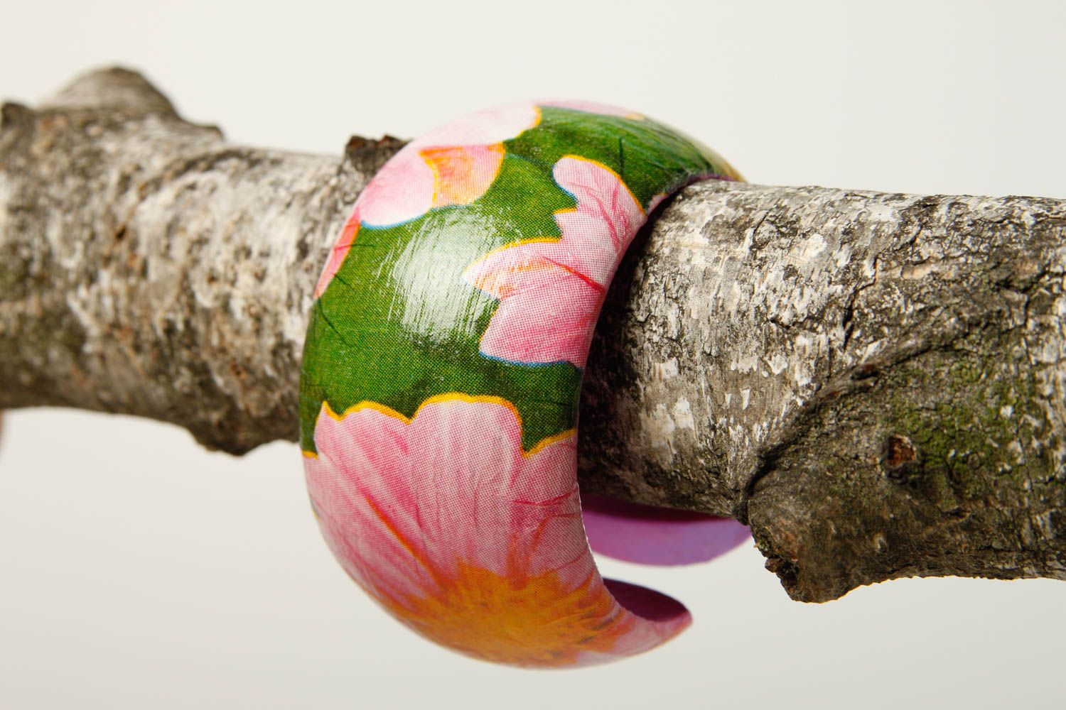 Украшение ручной работы деревянное изделие браслет на руку широкий с цветами фото 2