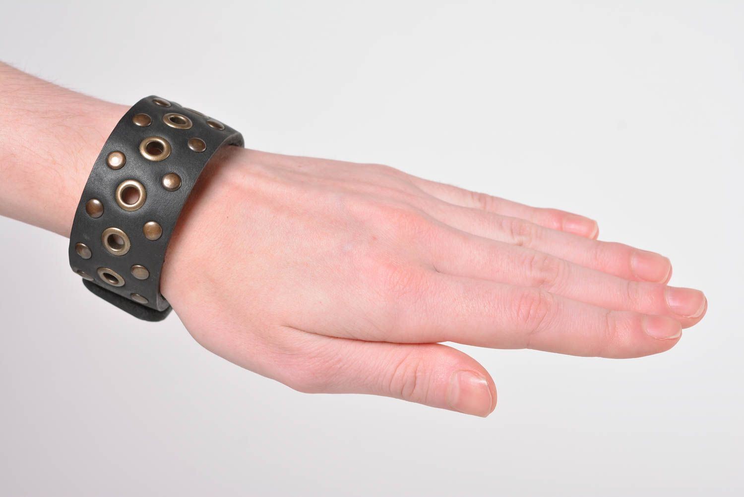 Bracelet en cuir large noir Bijoux fait main originaux Accessoire pour femme photo 2