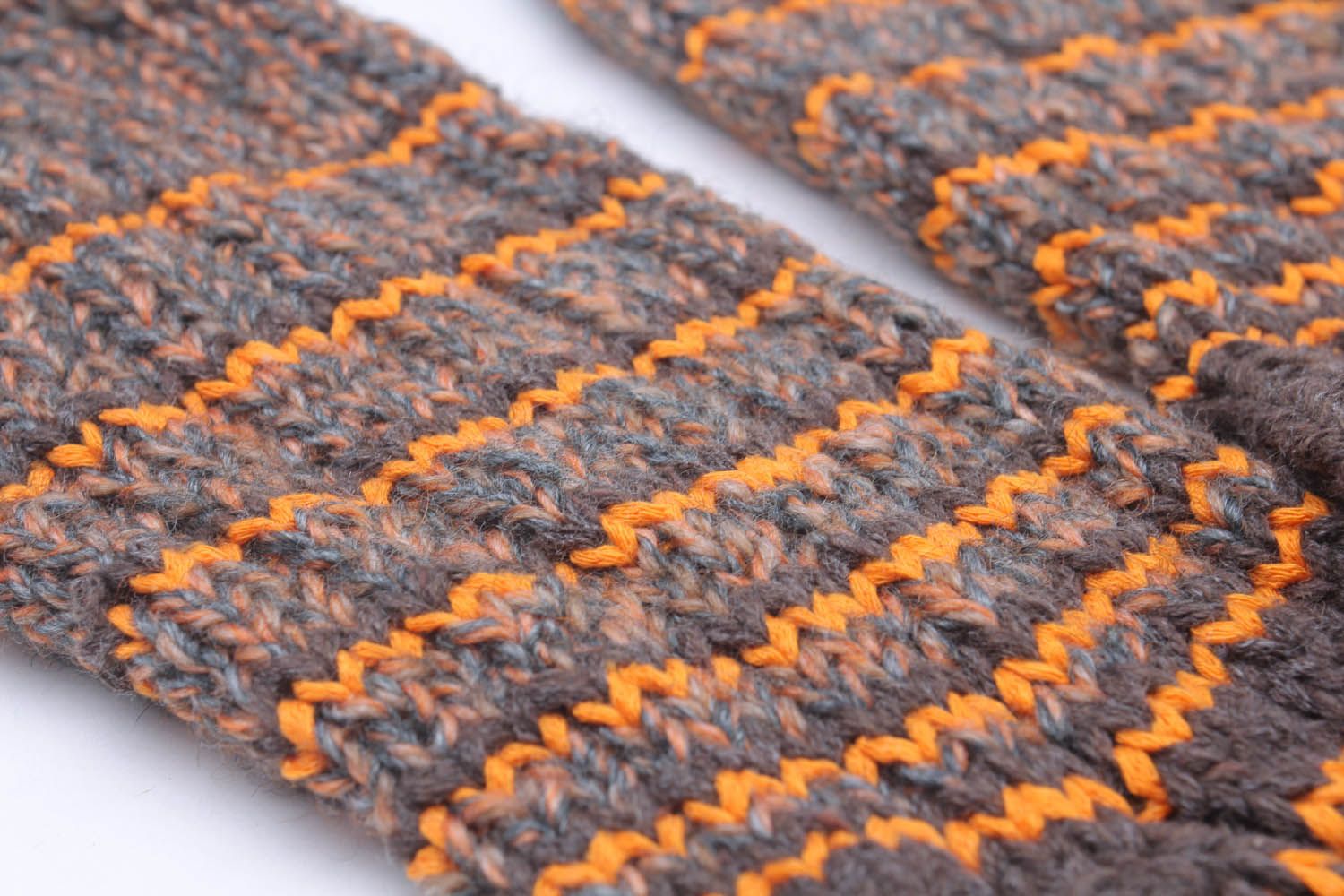 Meias listradas mornas artesanais de inverno tricotadas de fios de lã e de mescla de lã foto 2