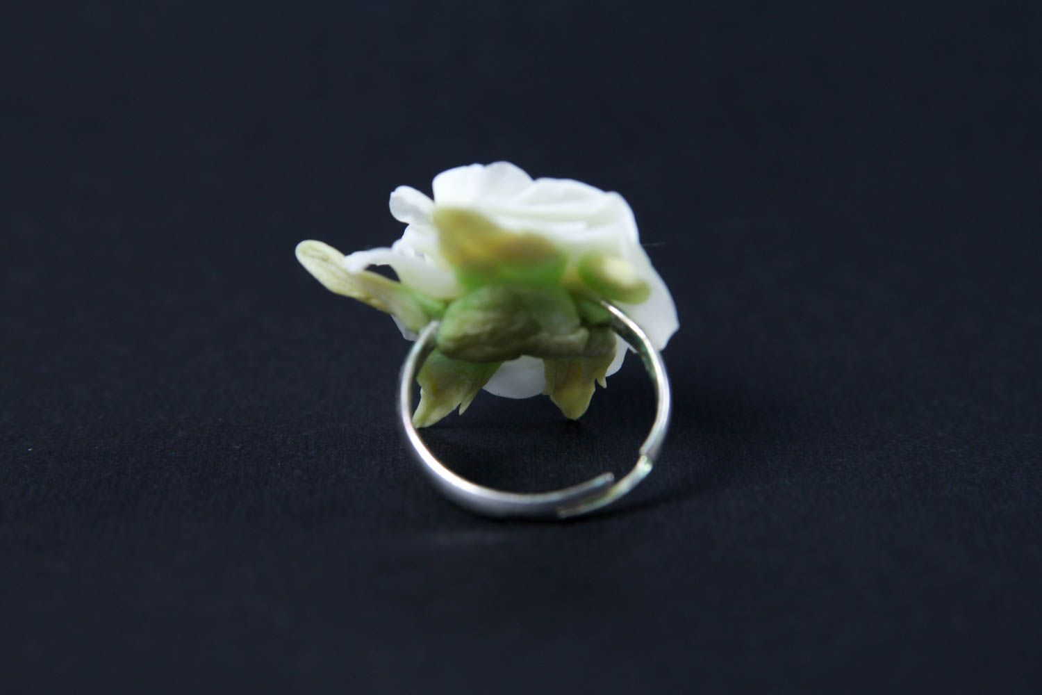 Anello con rosa bianca fatto a mano anello di metallo bigiotteria donna foto 3
