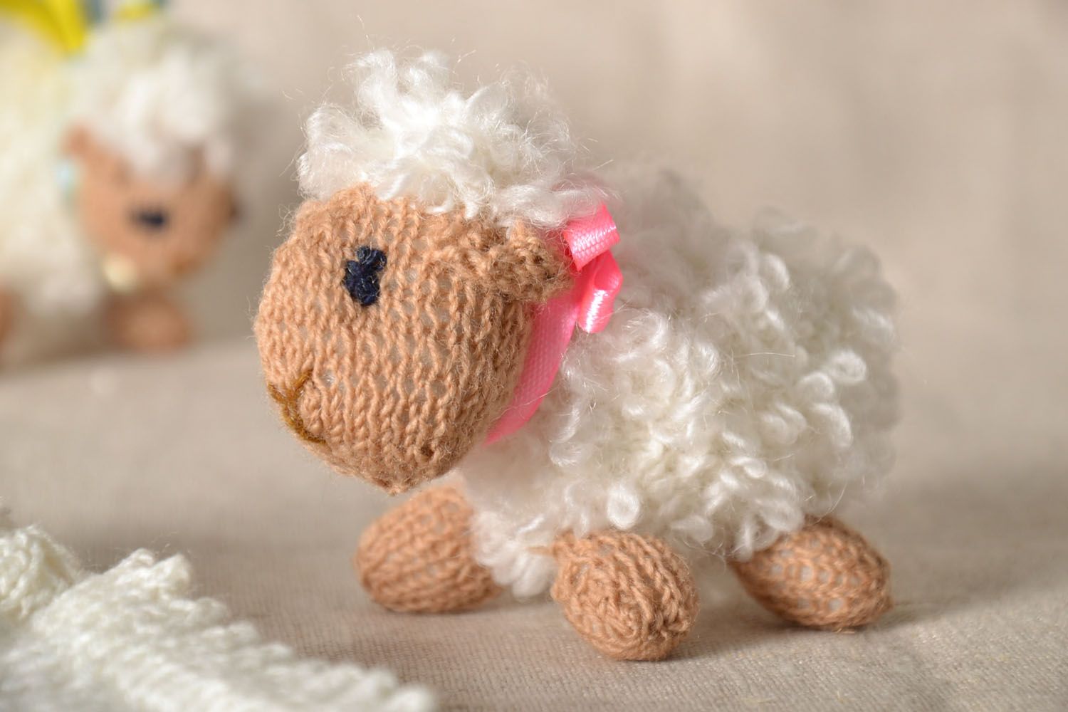 Вязаная игрушка в виде маленькой овечки  фото 1