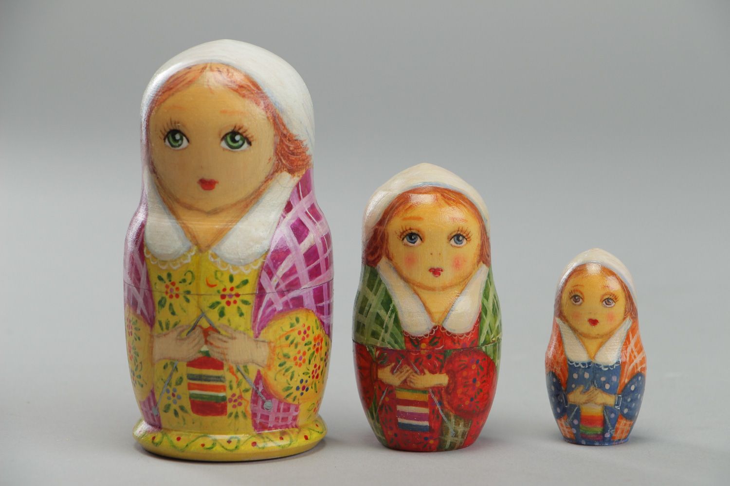 Petite poupée russe en bois peinte faite main originale comprenant 3 poupées photo 2