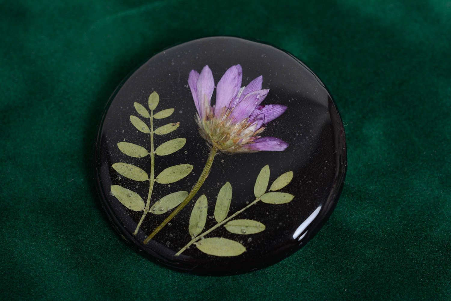 Broche avec fleur séchée en résine époxyde faite main noire ronde élégante photo 3