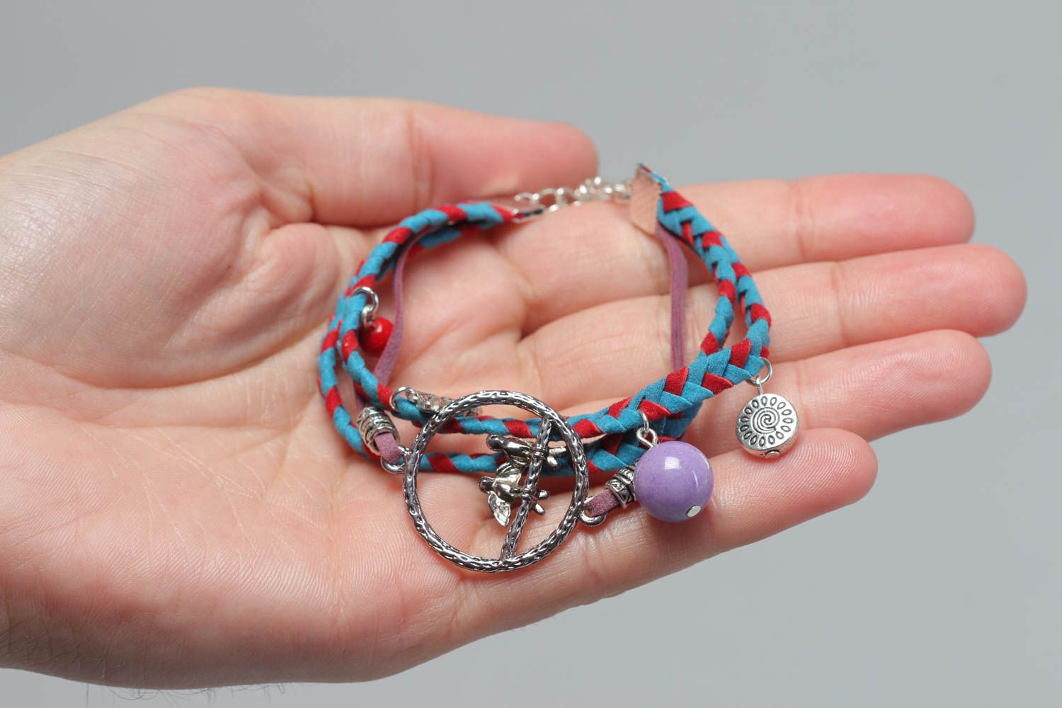 Bracelet en cuir tressé fin bleu-rouge avec breloques fait main original photo 5