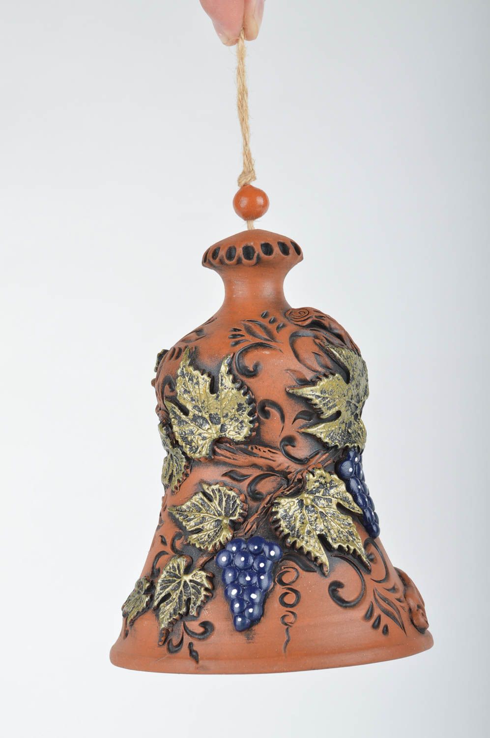 Cloche décorative à suspendre en argile faite main brune avec peinture photo 3