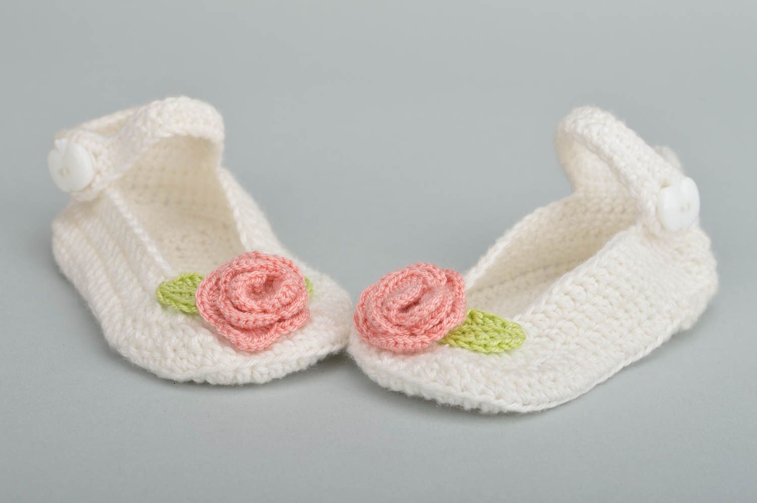 Chaussons pour bébé blancs avec fleur en coton naturel faits main accessoire photo 5