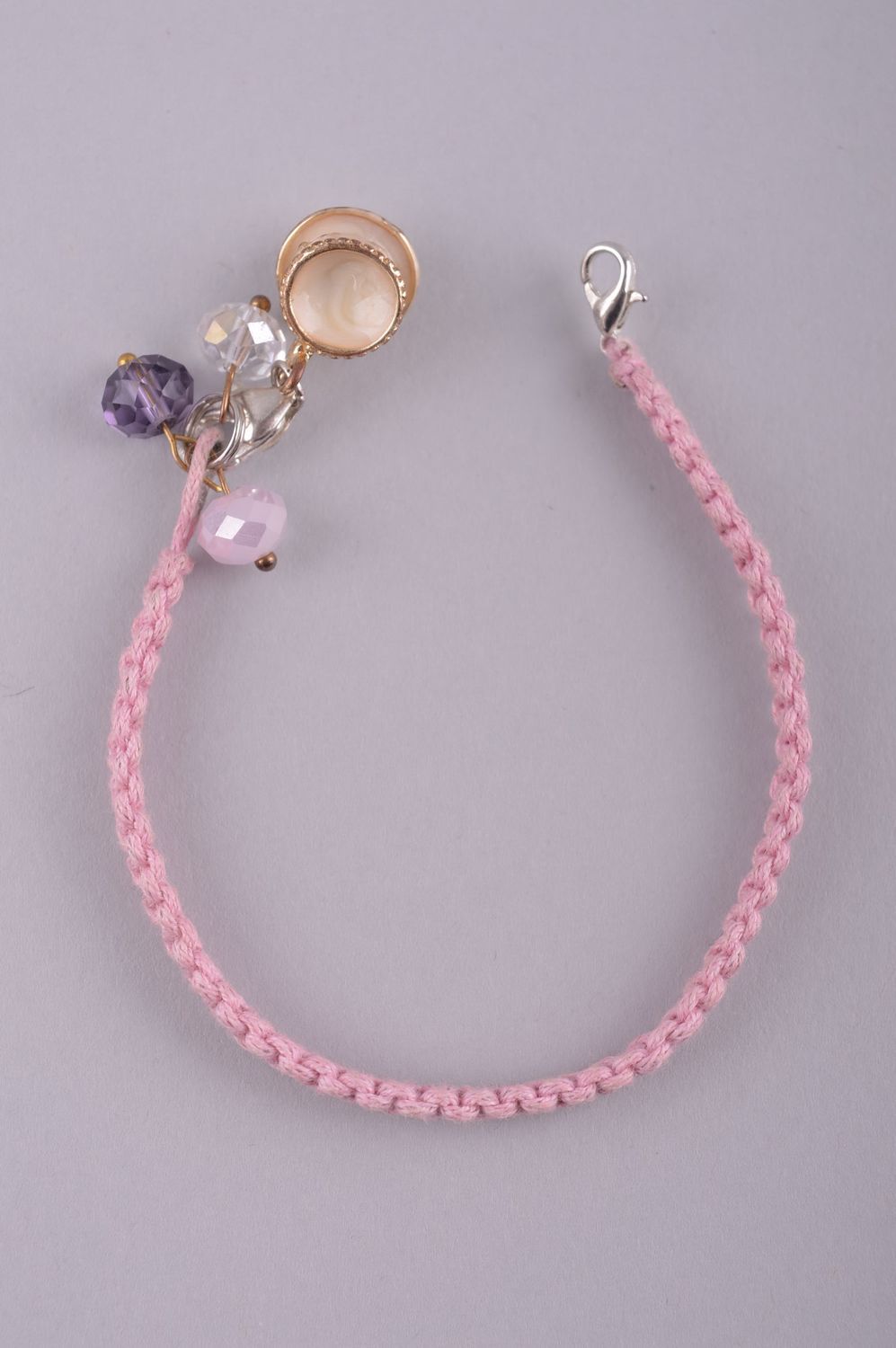 Браслет ручной работы браслет из шнурков плетеный браслет розовый с подвесками фото 3