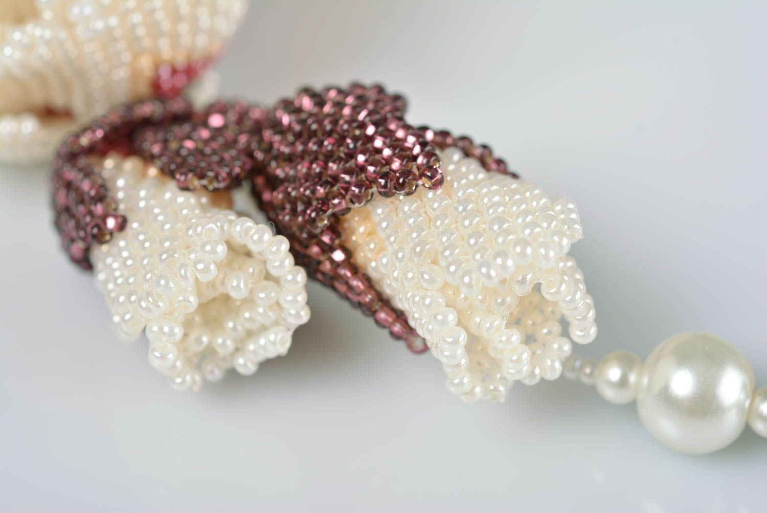 Ожерелье из бисера и керамического жемчуга ручной работы красивое женское белое фото 4