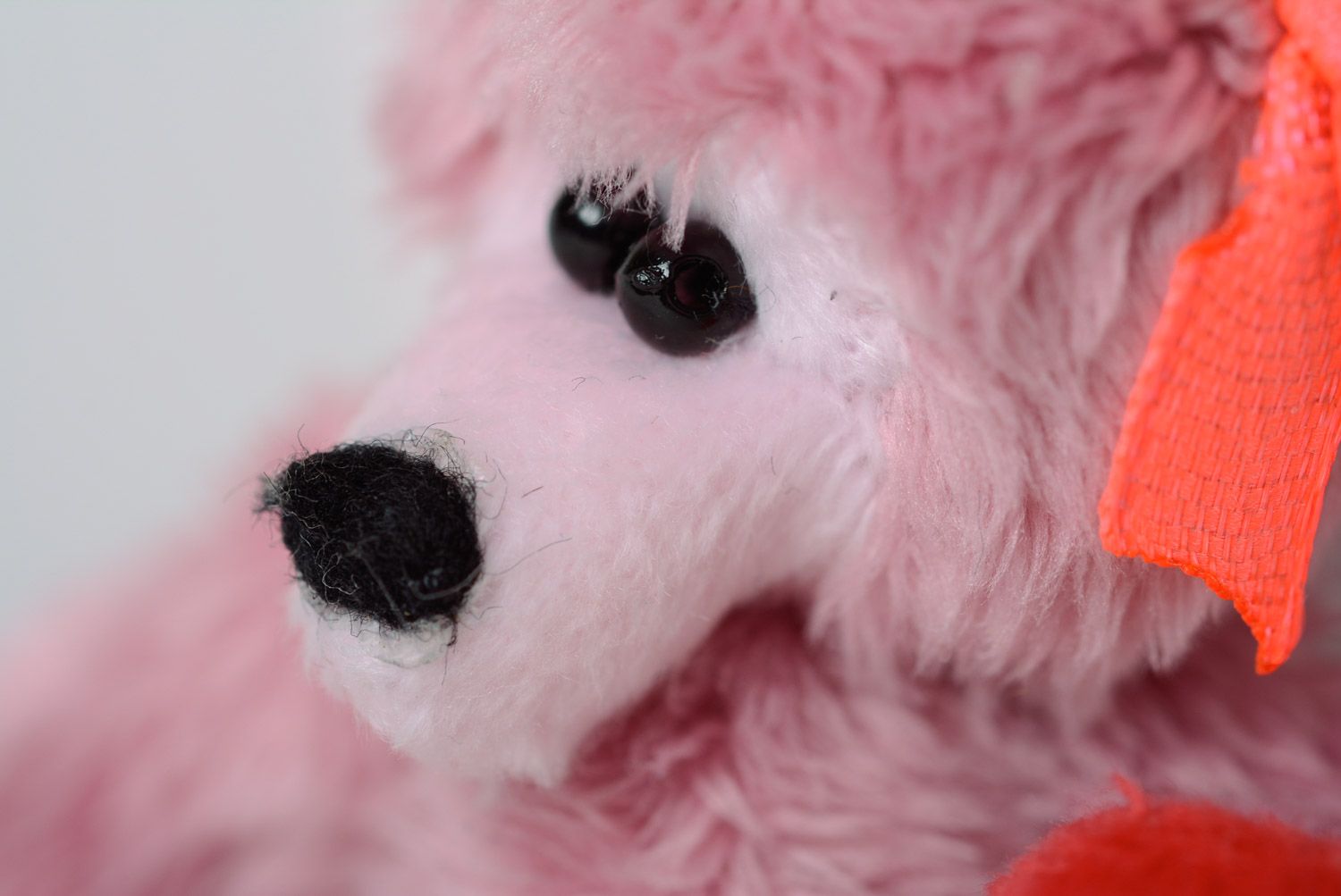 Llavero artesanal con forma de juguete de peluche con corazón de color rosado  foto 2