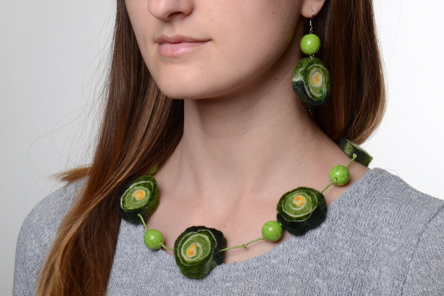 Handmade set of wool jewelry made using the technique of felting green necklace and earrings photo 1