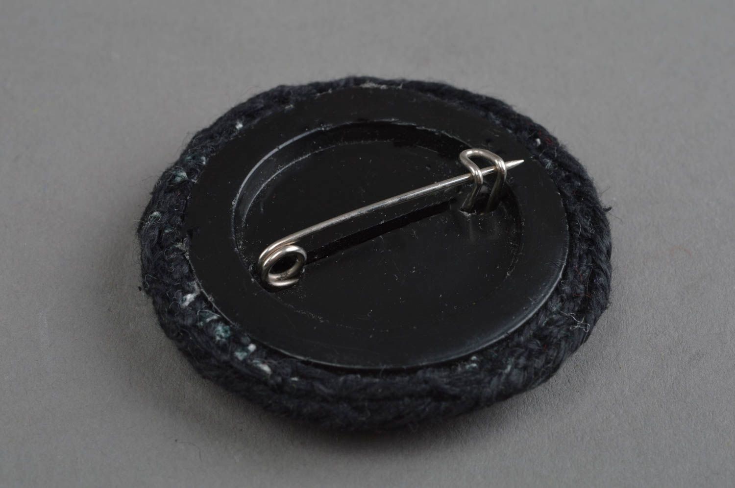 Брошь с вышивкой крестиком по канве круглая женская ручной работы Роза на черном фото 3