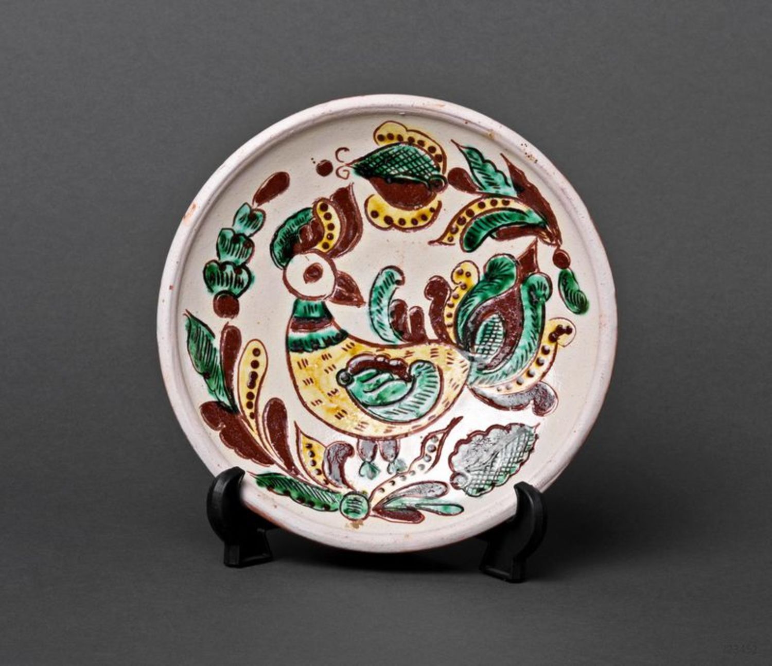 Keramik-Teller auf dem Ständer foto 2