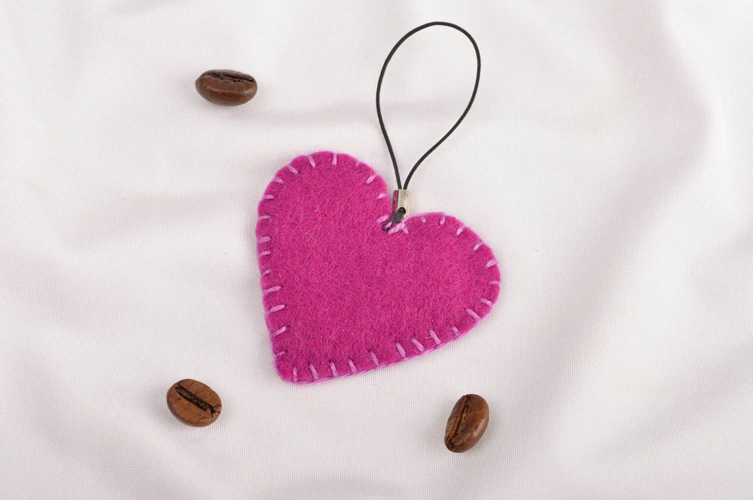 Подарок ручной работы брелок на телефон брелок для ключей розовое сердечко фото 1