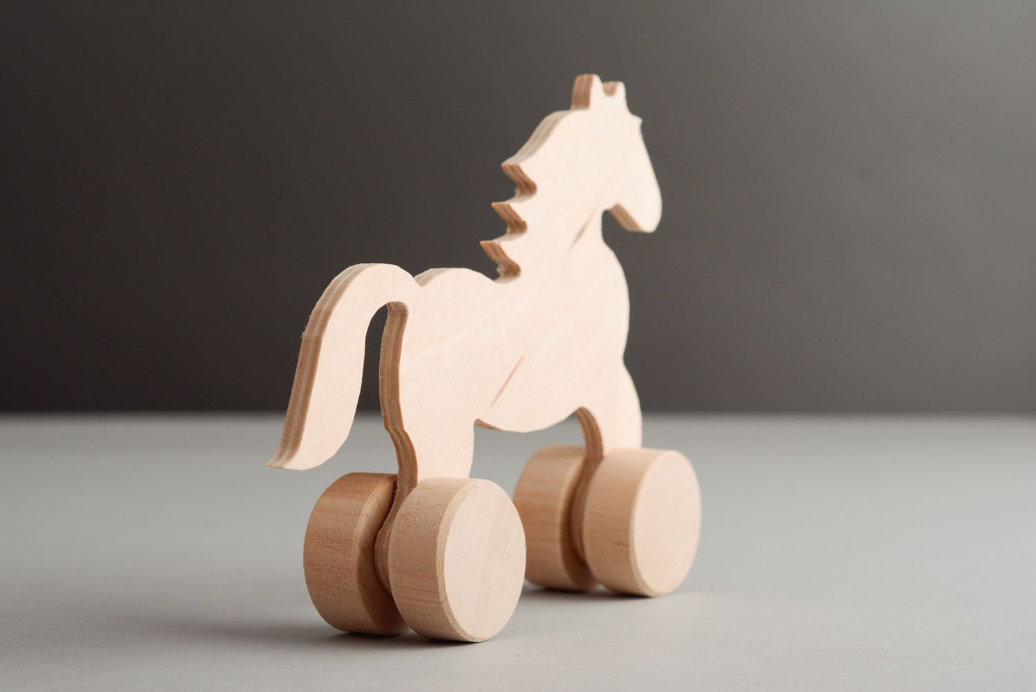 Оригинальная игрушка из дерева на колесиках Лошадь фото 4