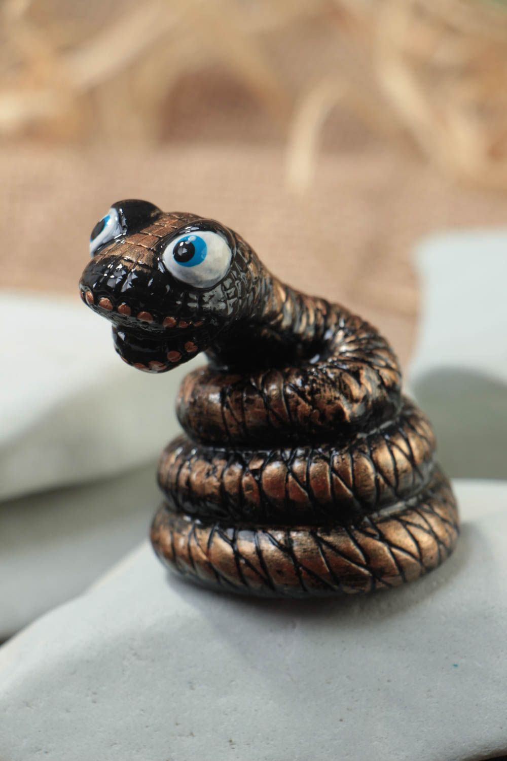 Kleine dunkle handgemachte keramische Statuette Schlange aus Gips für Interieur foto 1