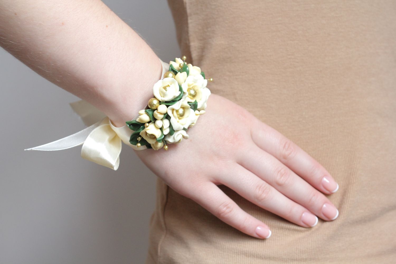 Bracelet avec fleurs en argile polymère photo 6