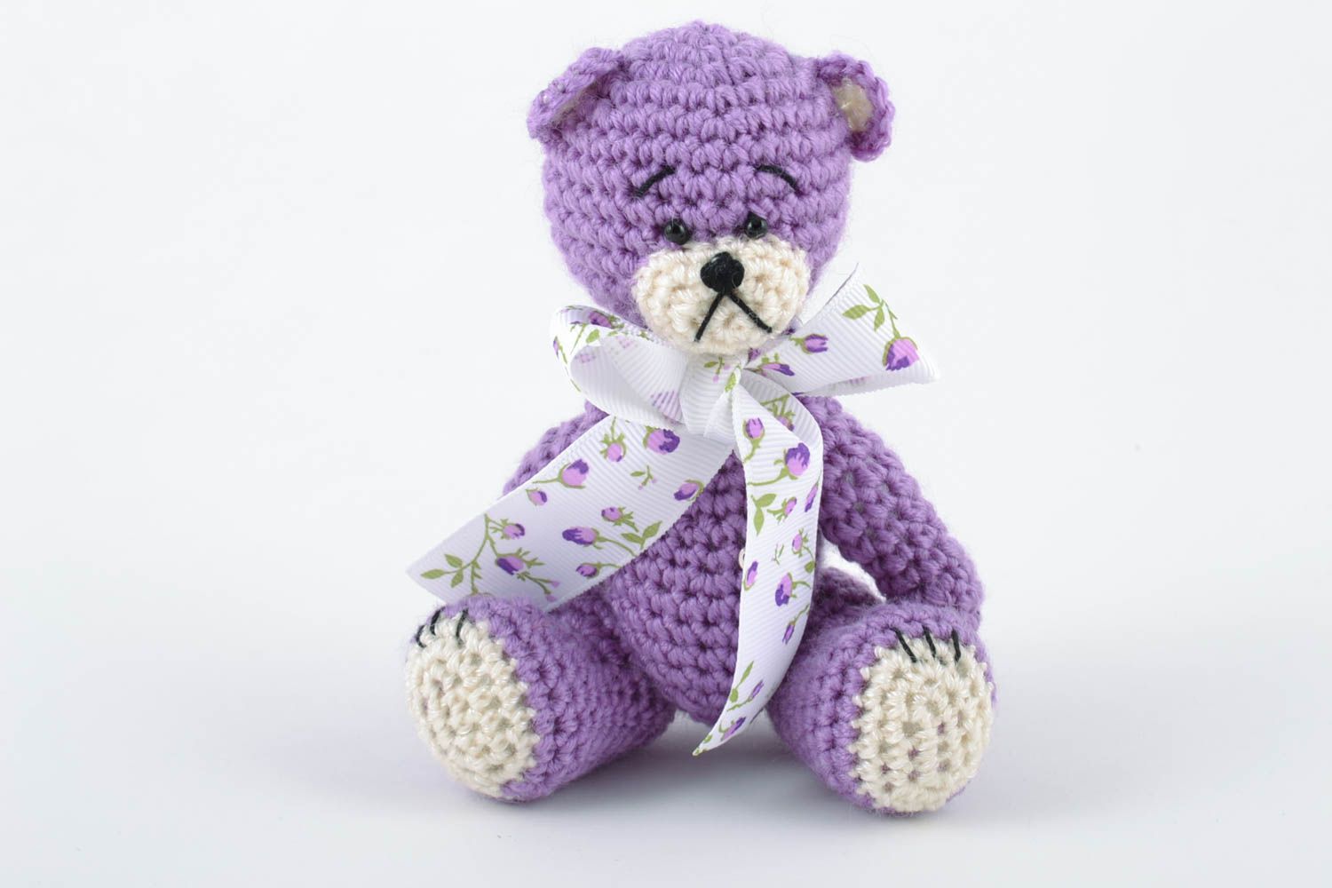 Handgemachtes nettes violettes kleines gehäkeltes Kuscheltier Bär mit Schleife foto 3