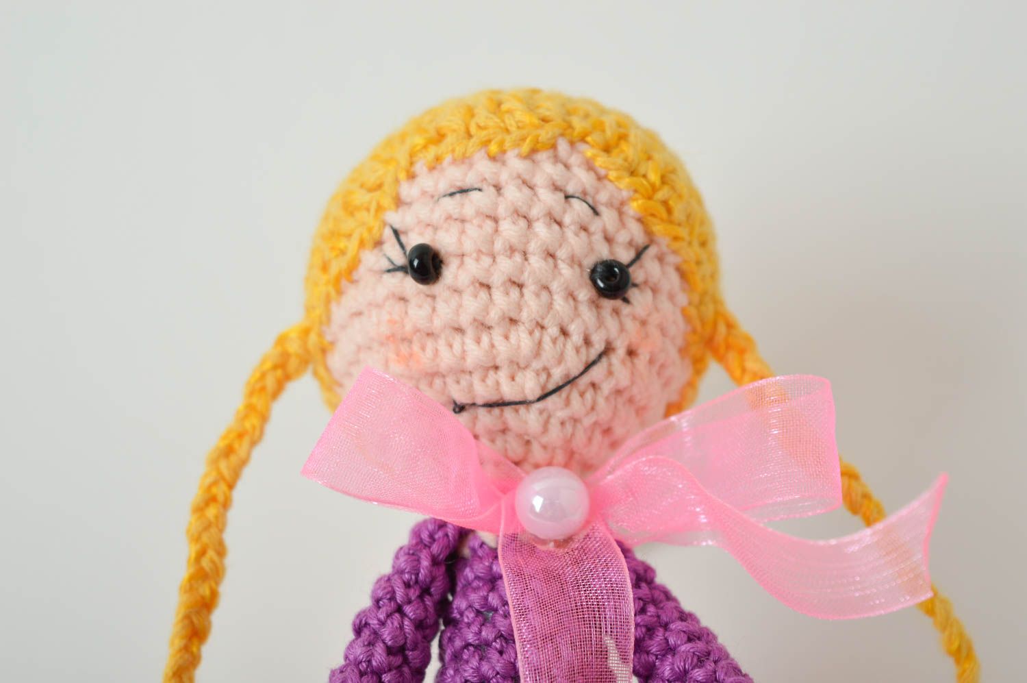 Мягкая игрушка кукла ручной работы блондиночка кукла крючком в лиловая платьем фото 3