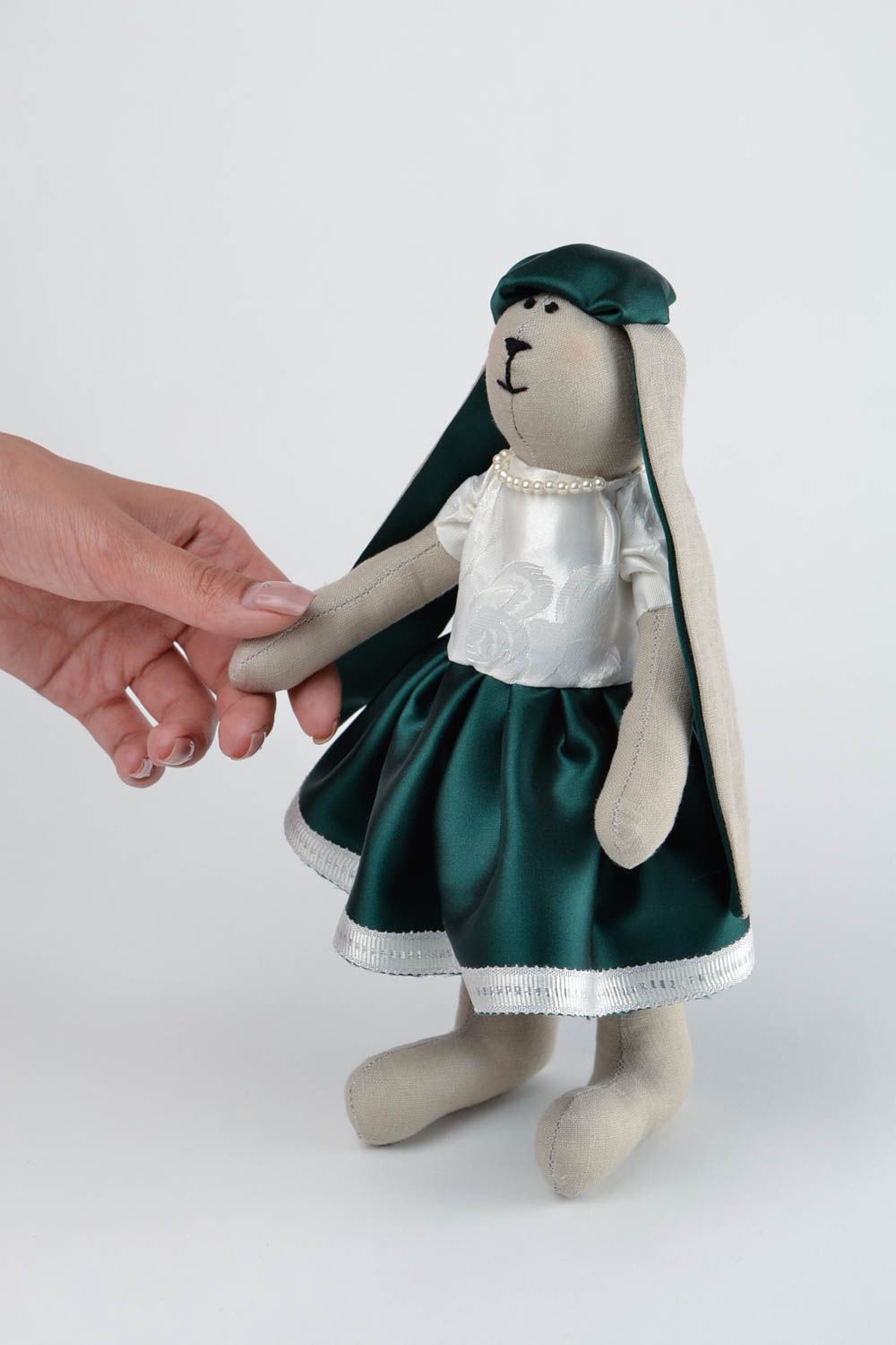 Peluche originale Jouet fait main tissus Lièvre en robe verte Cadeau enfant photo 2