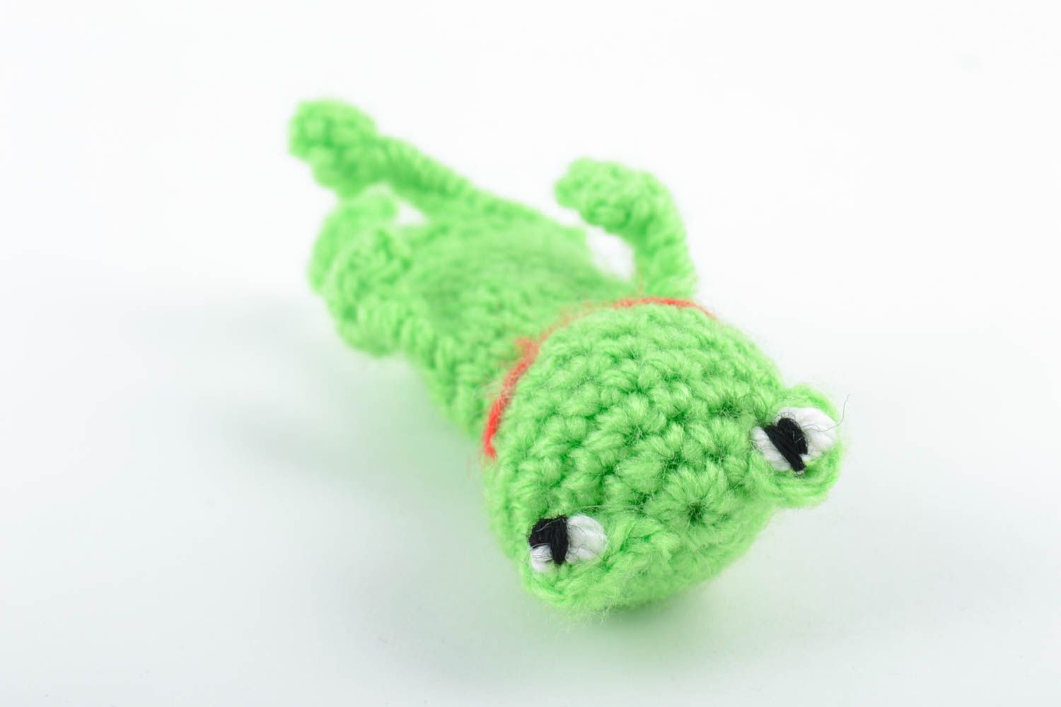 Пальчиковая игрушка Лягушка вязаная из хлопка ручной работы маленькая зеленая фото 5