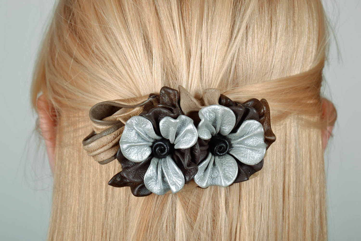 Brosche-Haarspange aus natürlichem Leder foto 4