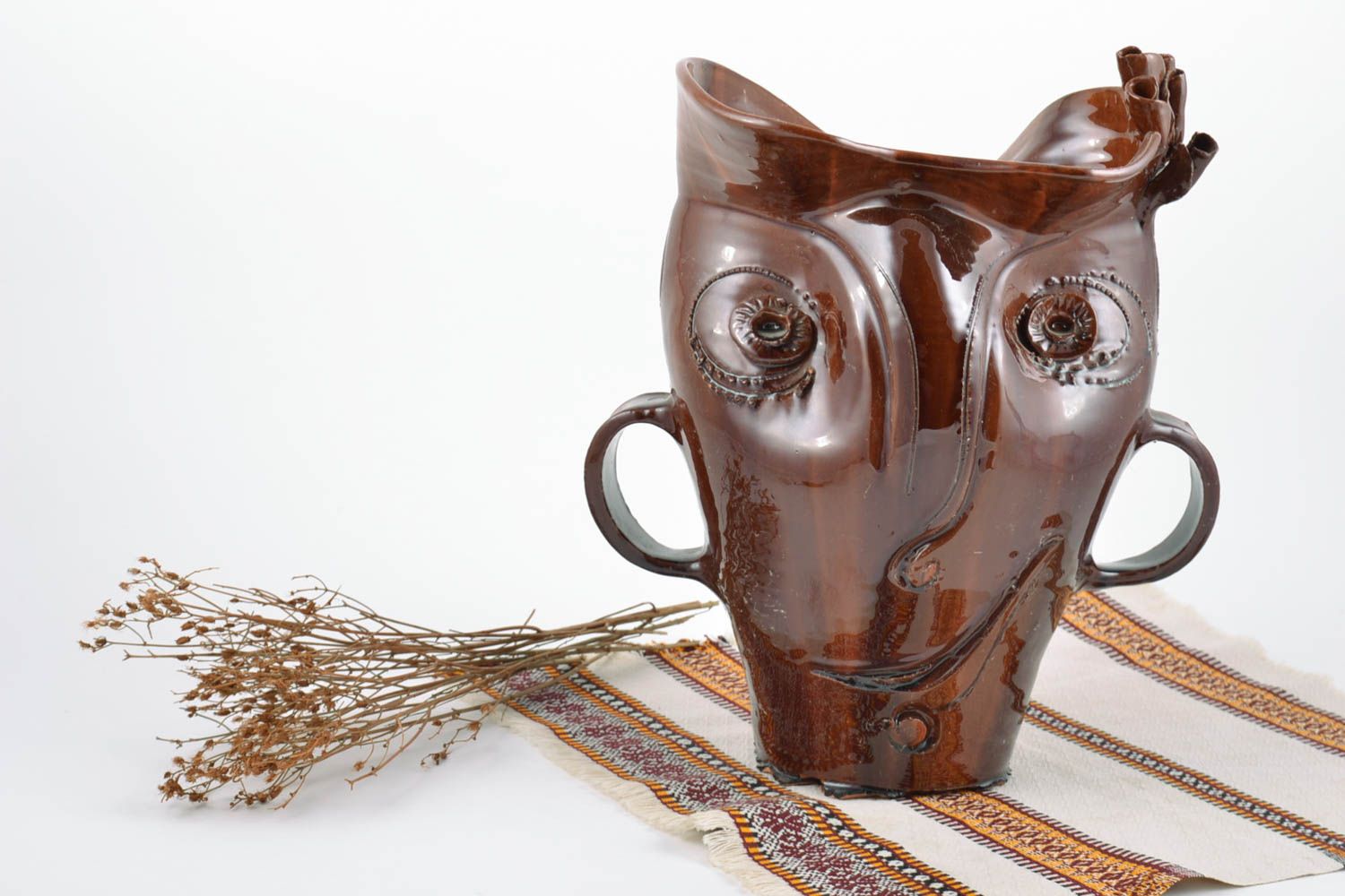 Глиняная ваза покрытая глазурью ручной работы коричневая с ручками оригинальная фото 1