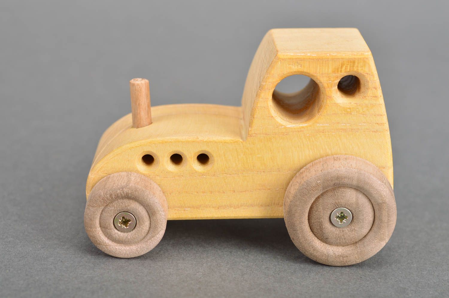 Juguete de madera ecológico original para niños hecho a mano tractor bonito foto 1