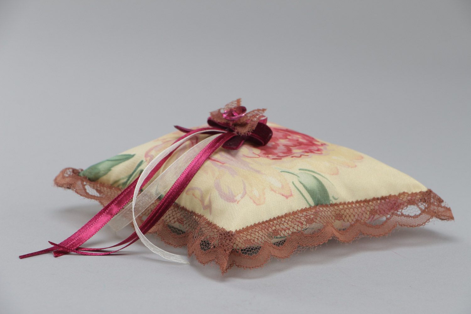 Свадебная подушечка для колец с бантиком и бусиной ручной работы  Пион фото 3