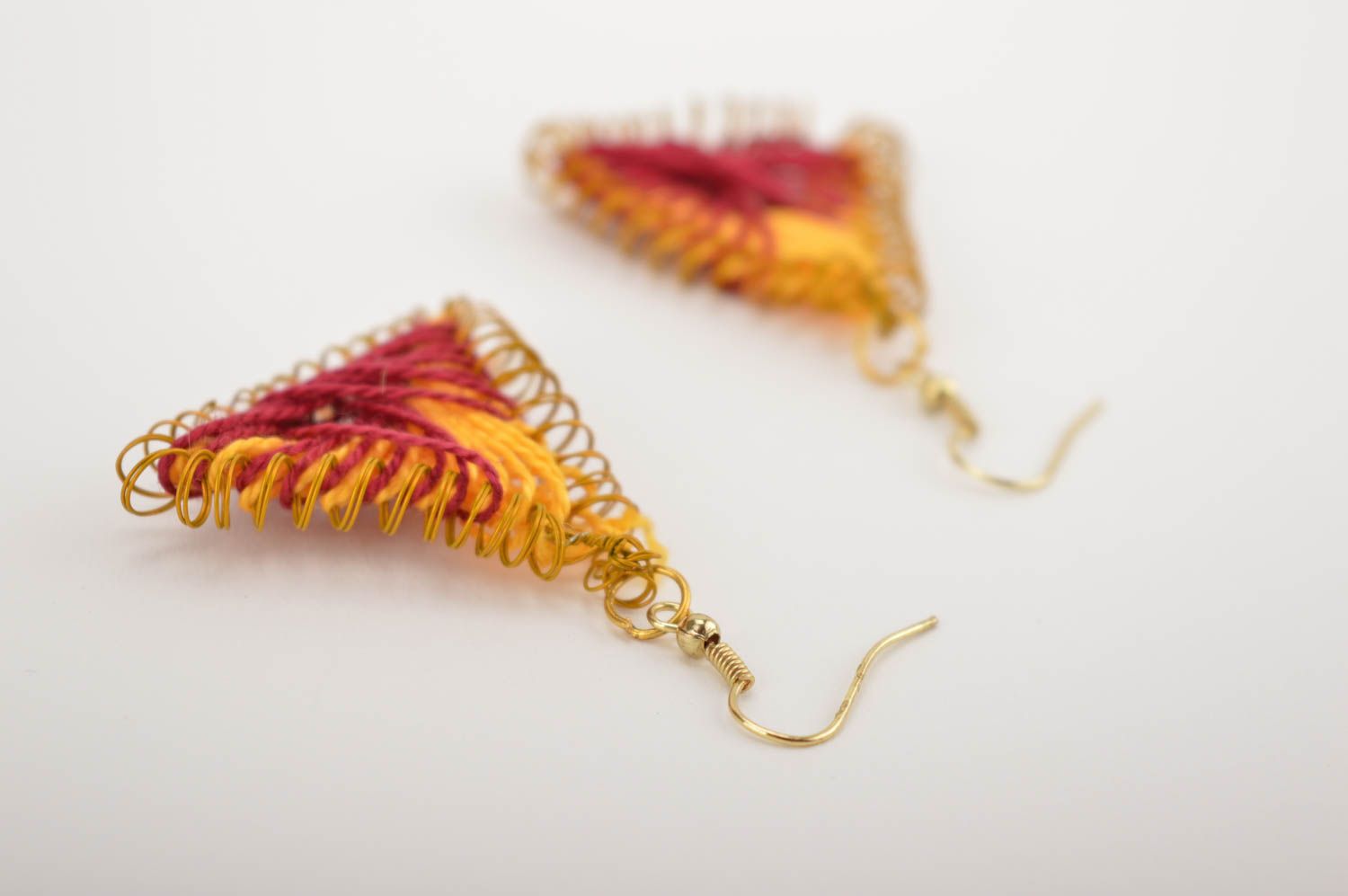 Серьги из ниток украшение ручной работы плетеные серьги нитяные треугольные фото 4
