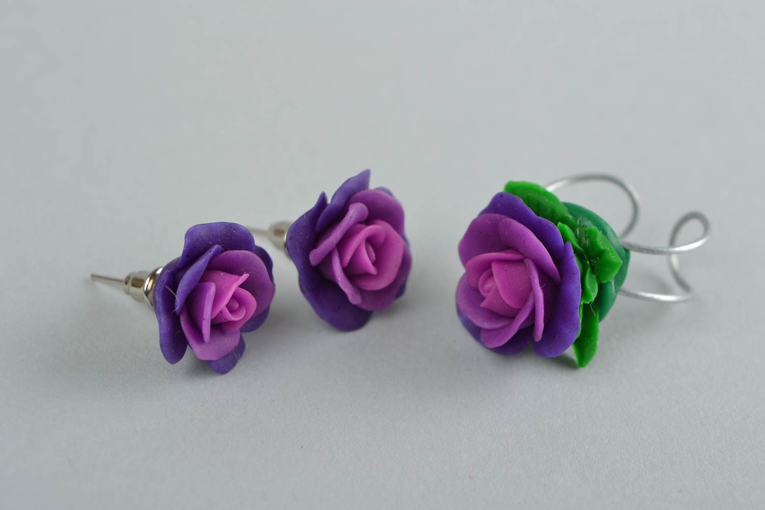 Schmuckset aus Polymer Ton Ohrringe und Ring mit violetten Rosen handmade foto 3