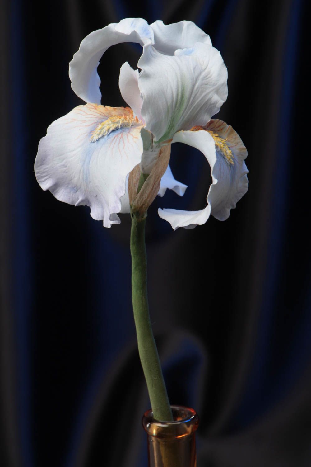 Flor decorativa artesanal de arcilla polimérica iris blanco con tallo largo foto 1