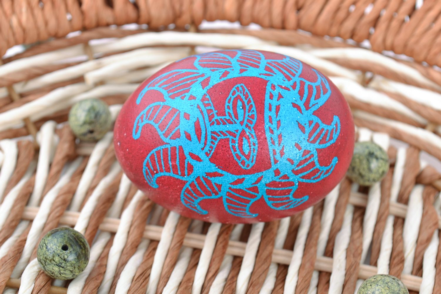 Красивое расписное куриное яйцо пасхальный декор для дома красно-голубое Солнце фото 1