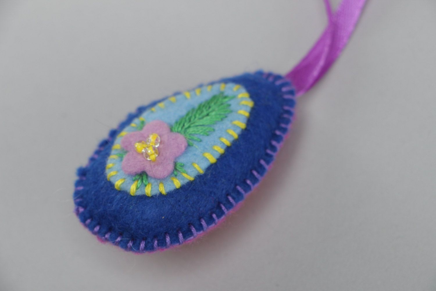 Small handmade decorative wall hanging Easter egg sewn of pink and blue felt photo 4