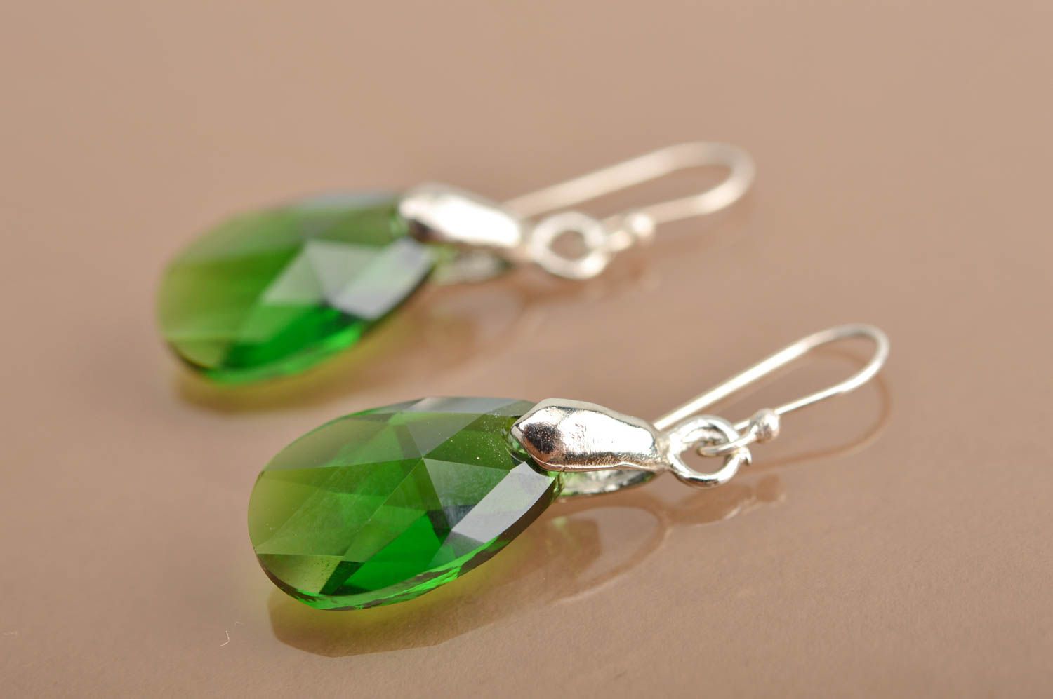 Grüne handgemachte originelle schöne lange Ohrringe mit Swarovski Kristallen foto 2