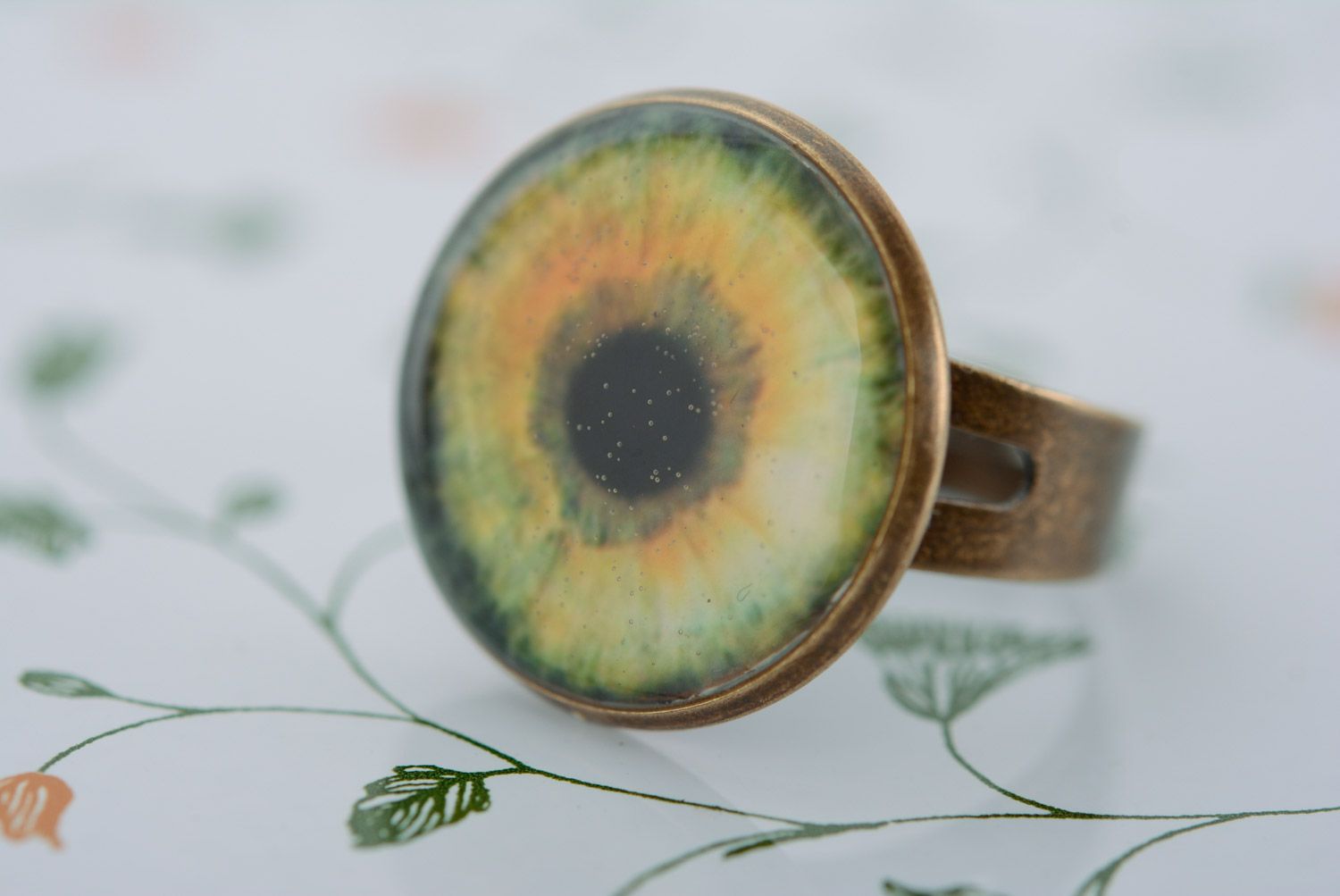 Runder handgemachter Ring aus Epoxidharz mit Blume in Form der Pupille und der Iris des Auges foto 3
