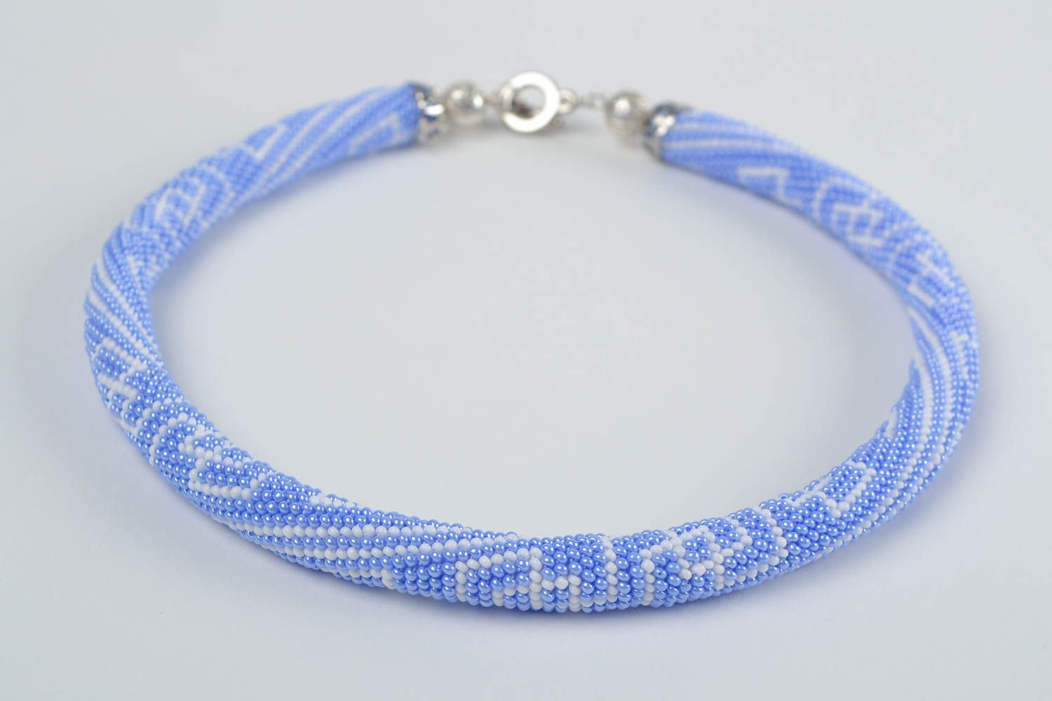 Litze Collier aus Glasperlen gehäkelt in Blau mit weißen Mustern handgemacht foto 4