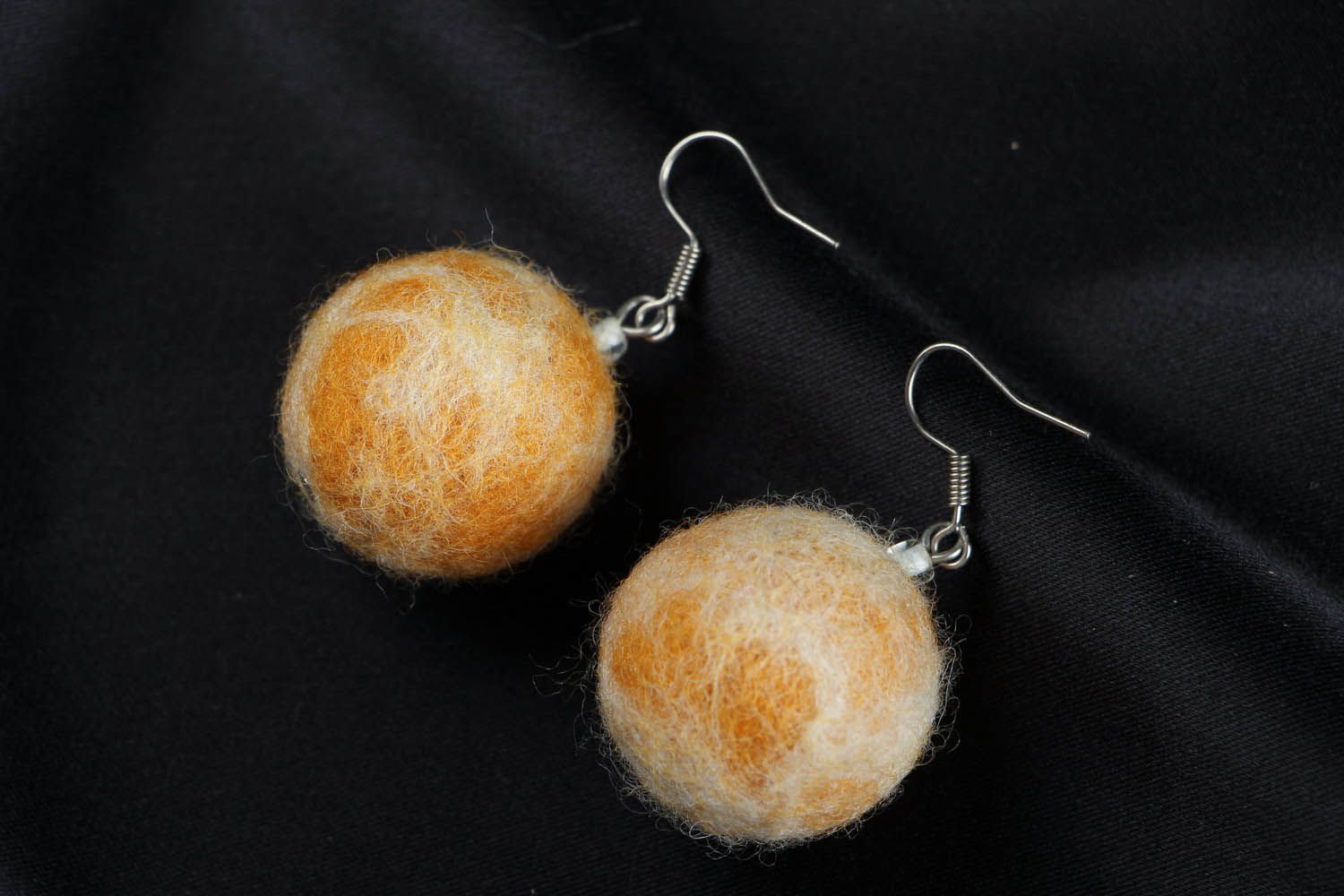Boucles d'oreilles boules en laine feutrée  photo 1
