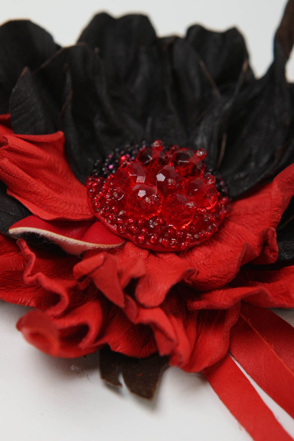 Broche en cuir Bijou fait main fleur rouge Accessoire femme design original photo 3