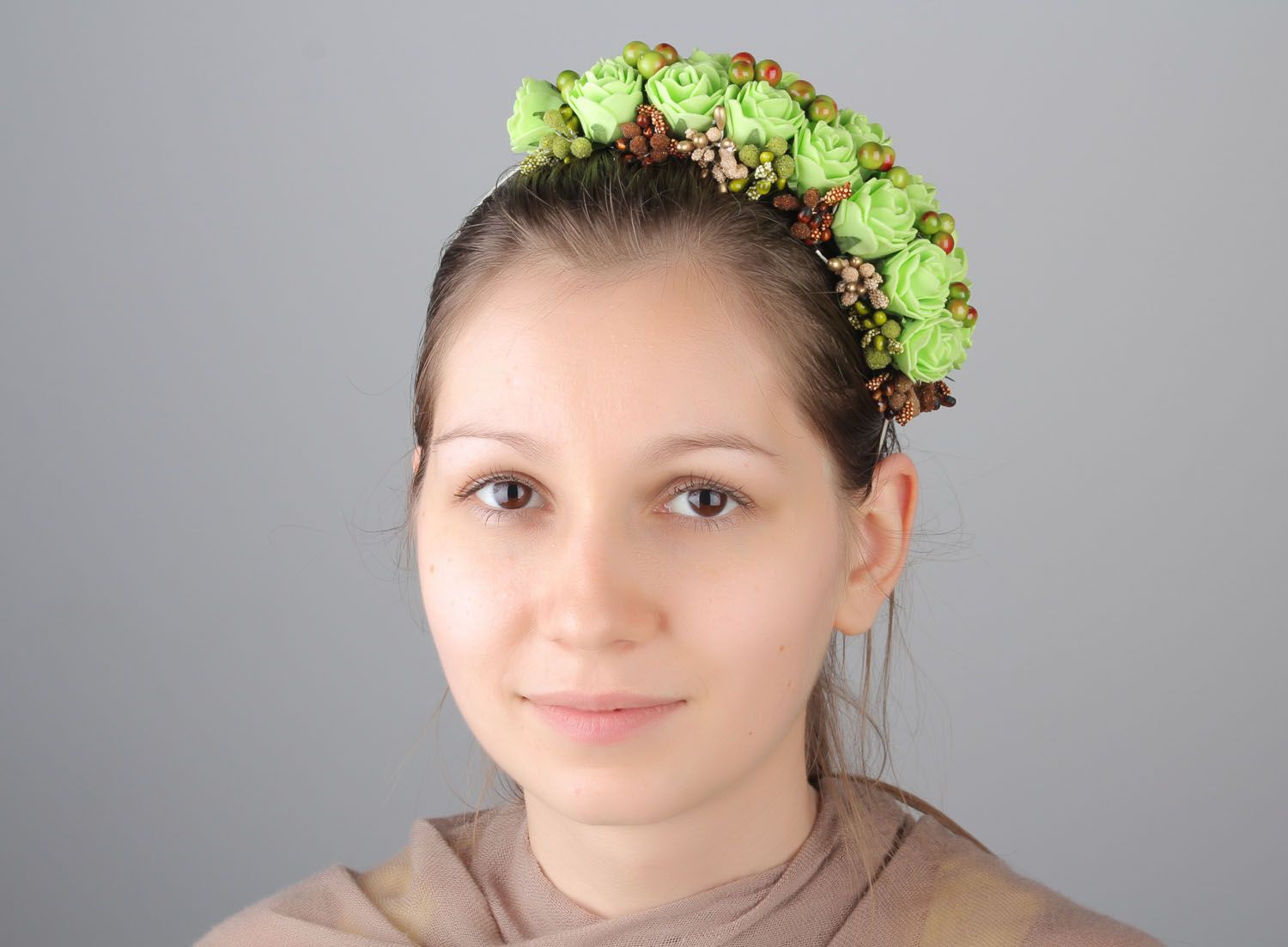 Headband with flowers and berries Green Roses photo 5