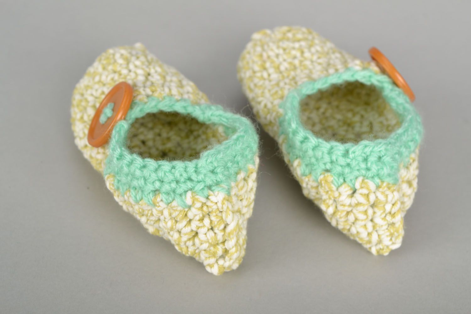 Pantofole di lana da bambini fatte a mano scarpe per casa in colore tenero
 foto 4