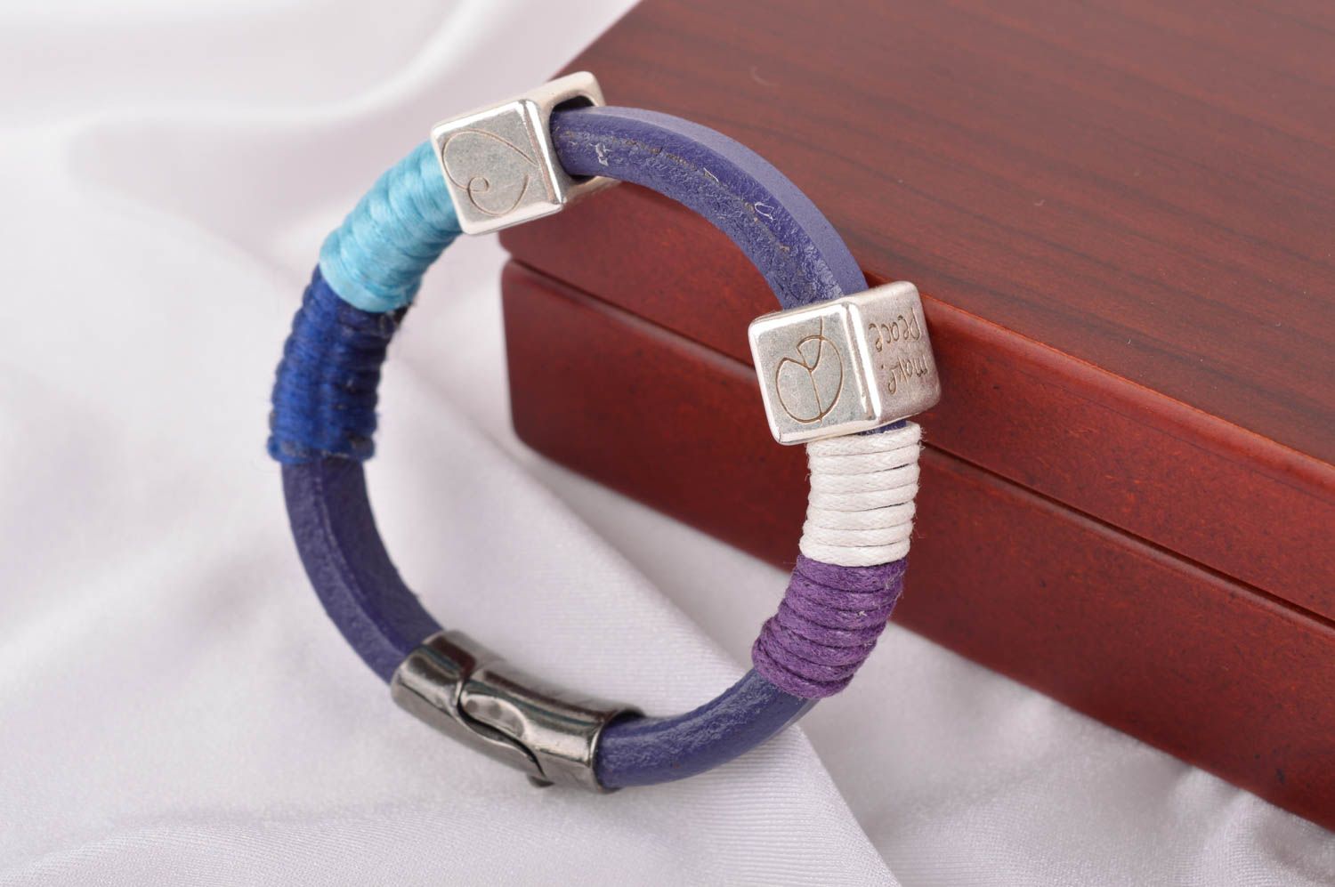 Bracelet en cuir Bijou fait main bleu design insolite Cadeau pour femme photo 1