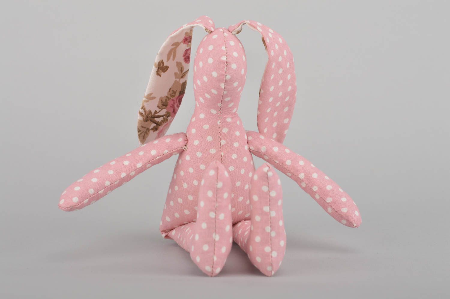 Schönes handmade Kuscheltier Hase aus Baumwollstoff rosa mit weißen Punkten foto 5