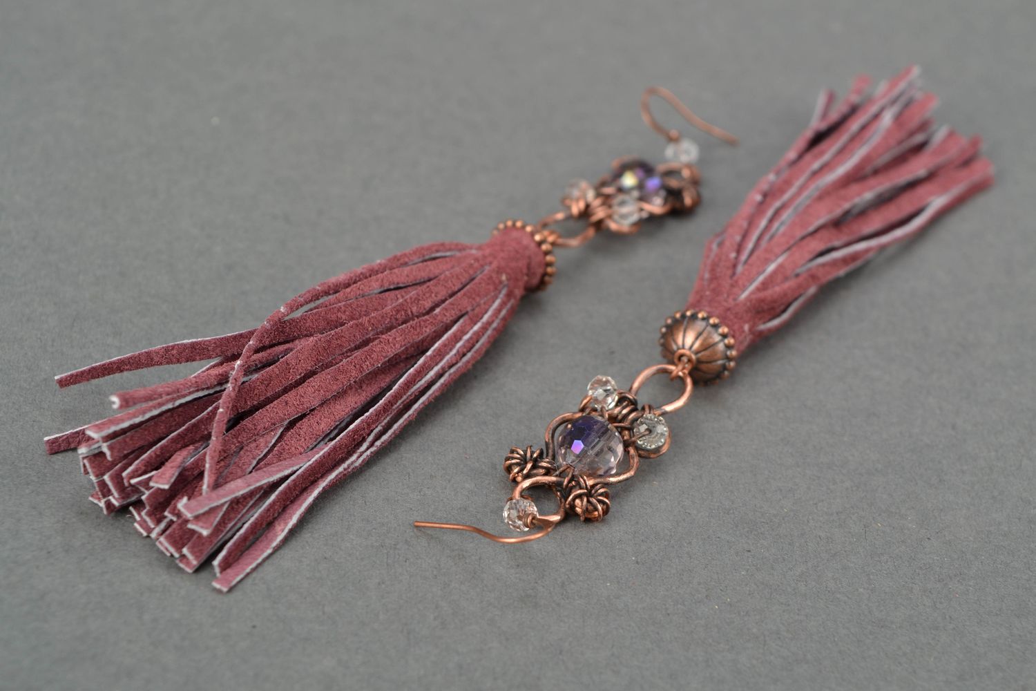 Pendientes de cobre largos con borlas de color lila foto 4