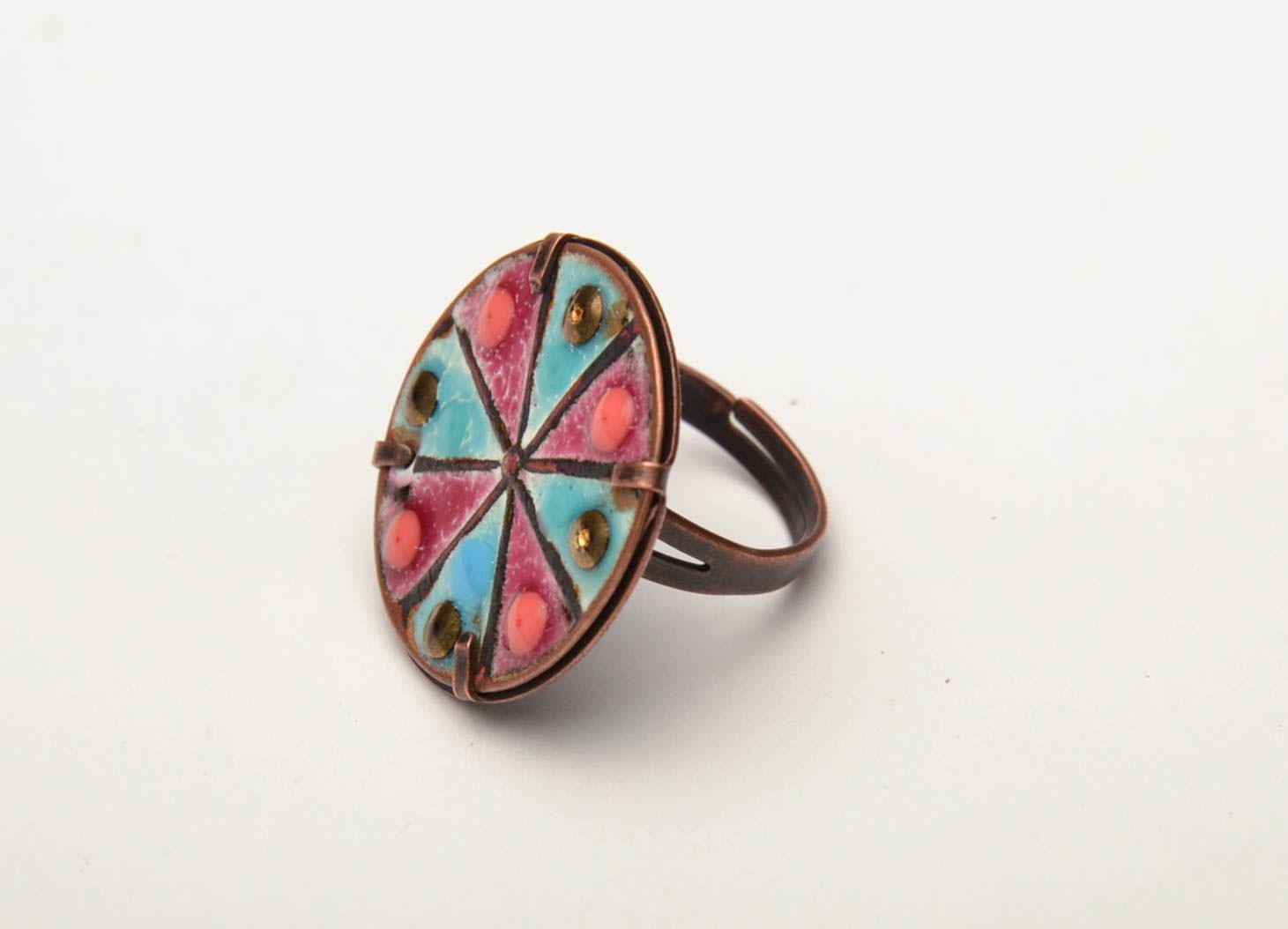 Медное кольцо с эмалью круглое разноцветное фото 4