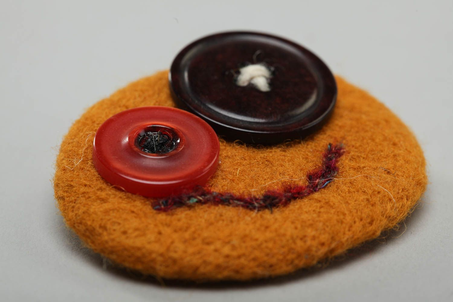 Брошь в технике валяния сухого круглая с пуговицами рыжая смешная ручной работы  фото 3