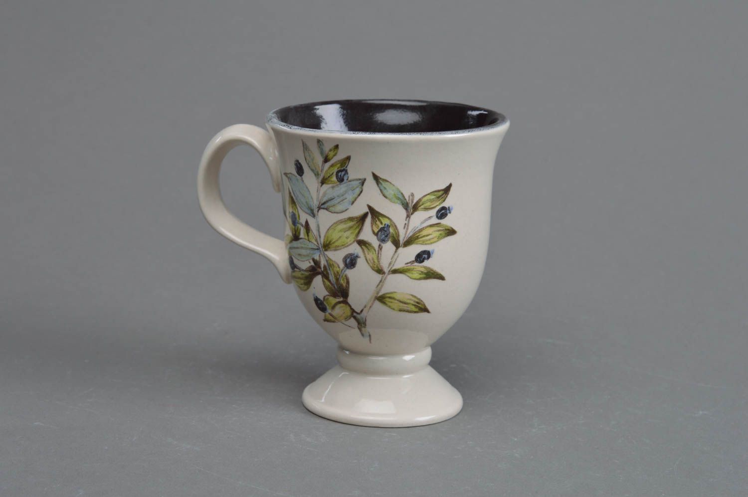 Tasse en porcelaine avec pied faite main dessin myrtille blanche petite taille photo 2