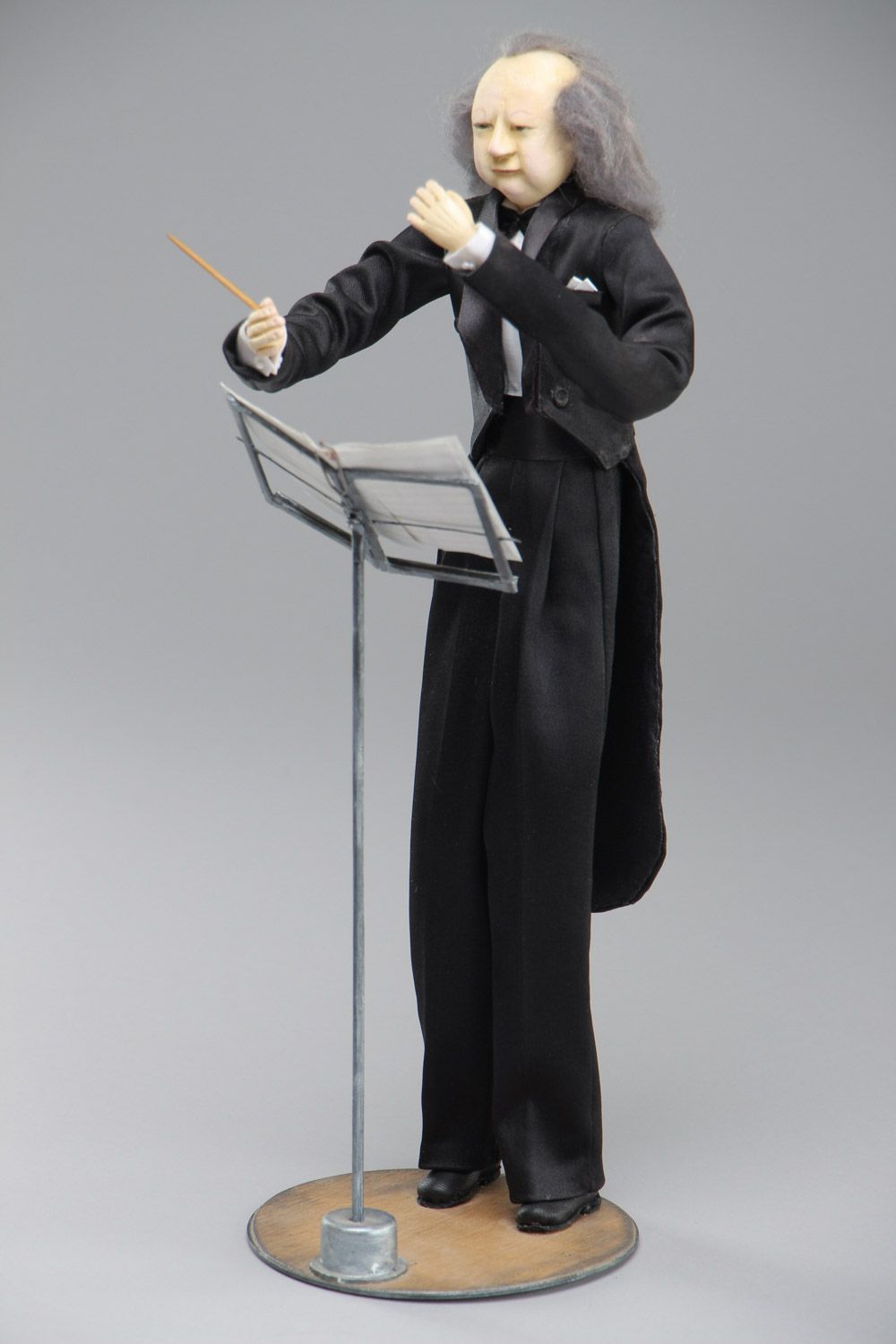 Handgemachte Interieur Puppe Dirigent mit Haaren aus Paperclay auf Ständer foto 2