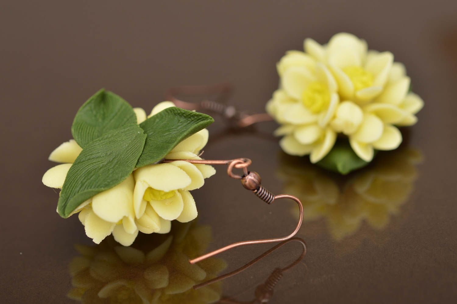 Boucles d'oreilles pendantes en pâte polymère jaune faites main boules de fleurs photo 5